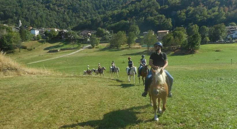 Passeggiata a cavallo al Castello di Ussel in Valle d'Aosta