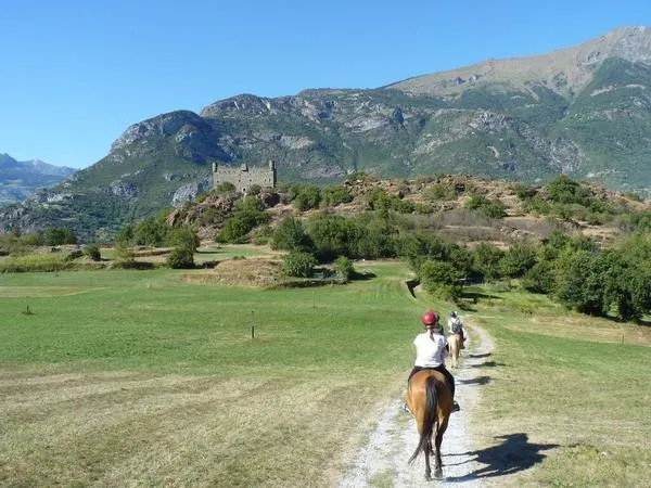 Passeggiata a cavallo al Castello di Ussel in Valle d'Aosta
