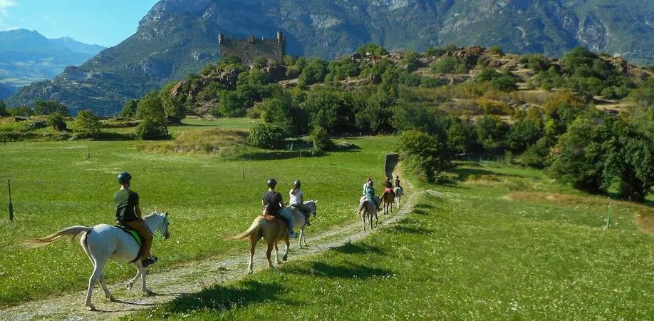 Passeggiata a cavallo al Castello di Ussel in Valle d'Aosta