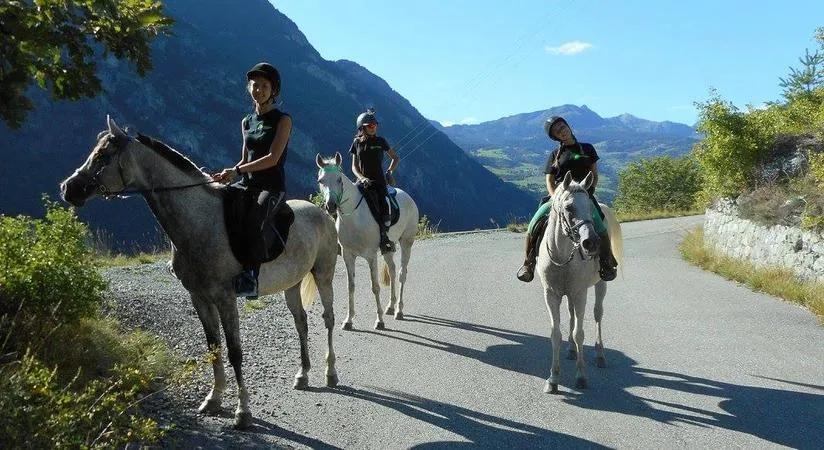 Passeggiata a cavallo al Castello di Ussel in Valle d'Aosta
