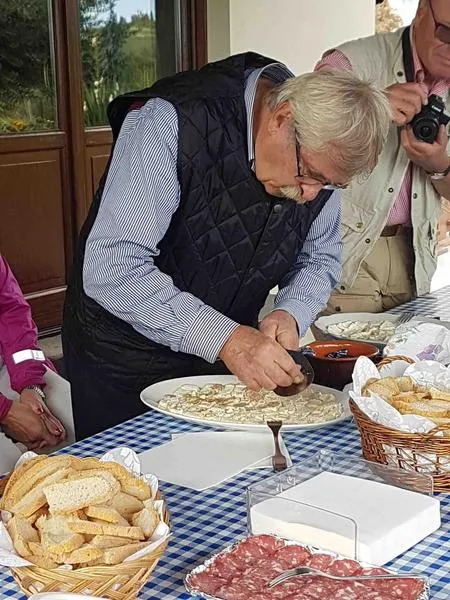 Caccia al tartufo e aperitivo nelle Langhe