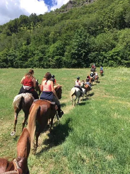 Passeggiata a cavallo con pranzo in agriturismo sotto il Cimone