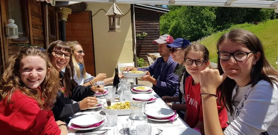Passeggiata a cavallo con pranzo in agriturismo sotto il Cimone