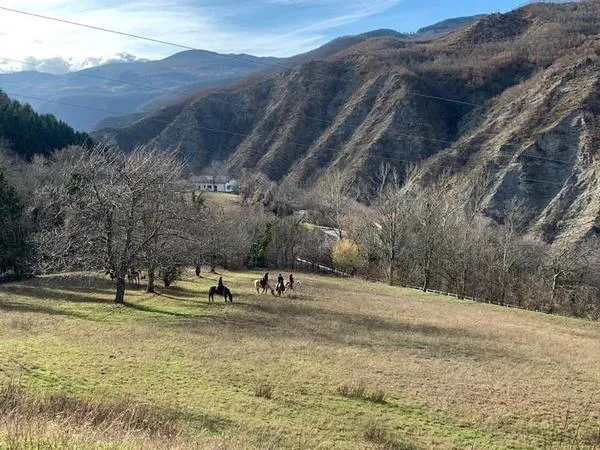 Passeggiata a cavallo con pranzo in agriturismo sotto il Cimone
