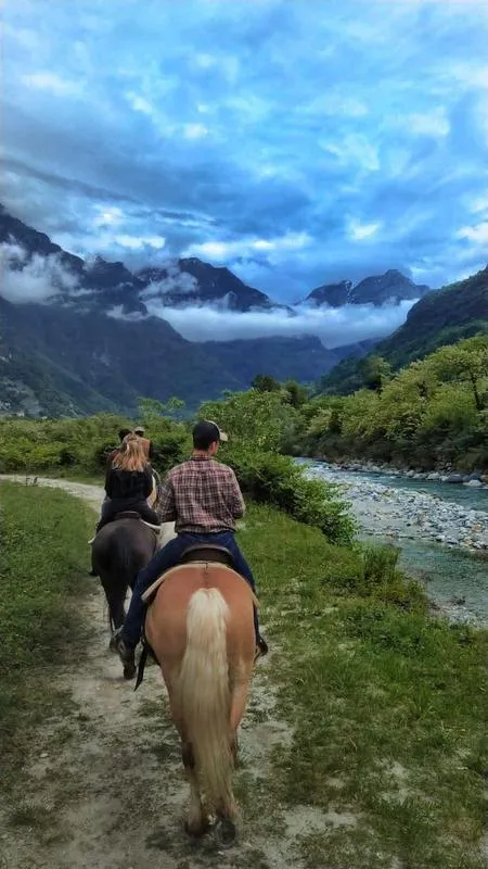 Passeggiata a cavallo in riva al fiume in Valchiavenna