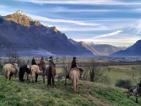 Passeggiata a cavallo in riva al fiume in Valchiavenna