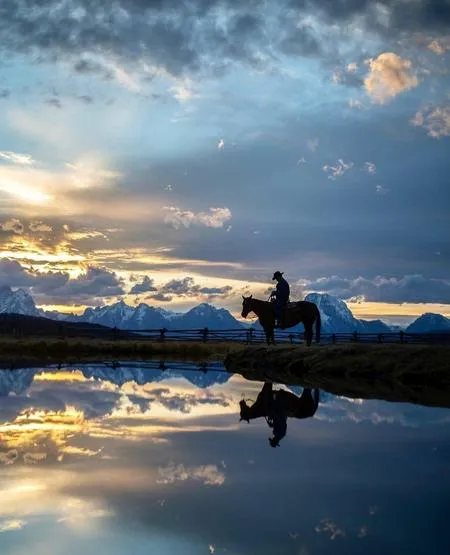 Passeggiata a cavallo in riva al fiume in Valchiavenna