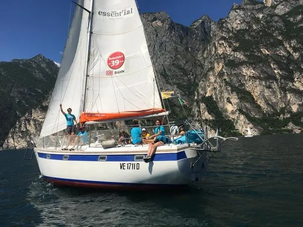 Giro privato in barca a vela sul Lago di Garda da Riva