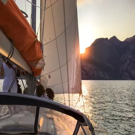 Aperitivo in barca a vela privata al tramonto a Riva del Garda