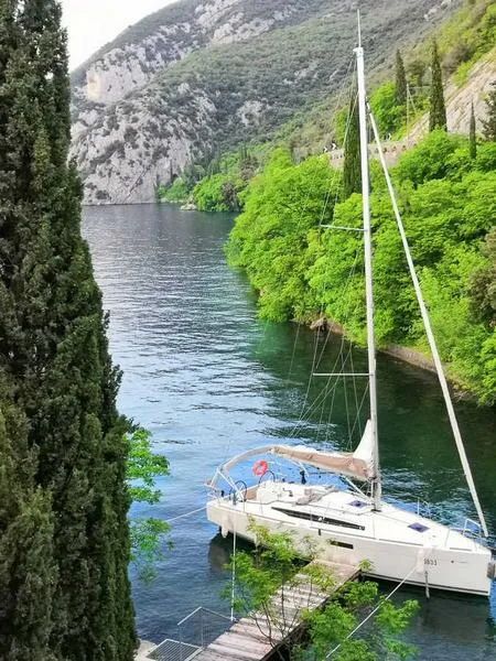 Aperitivo in barca a vela privata al tramonto a Riva del Garda
