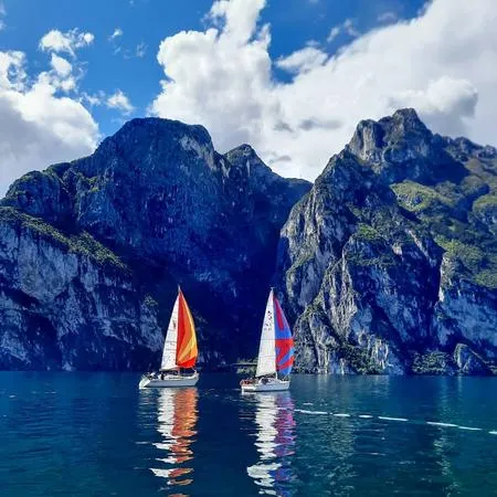 Aperitivo in barca a vela privata al tramonto a Riva del Garda