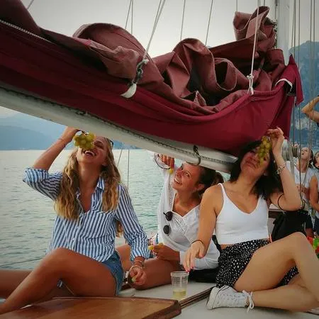Aperitivo al tramonto in barca a vela sul Lago d'Iseo