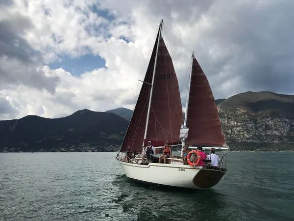 Aperitivo al tramonto in barca a vela sul Lago d'Iseo