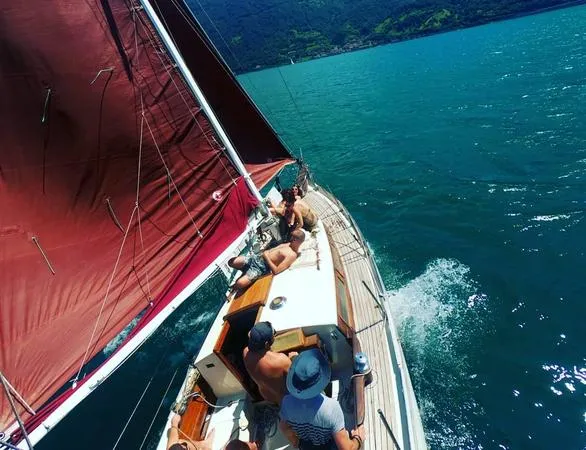 Aperitivo al tramonto in barca a vela sul Lago d'Iseo