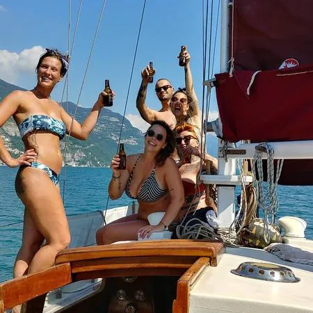 Aperitivo al tramonto in barca a vela sul Lago d'Iseo