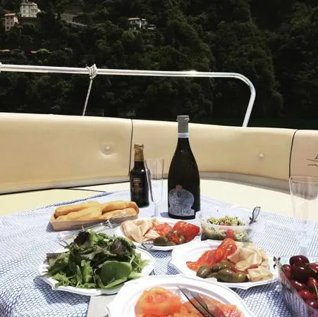 Boat tour privato al tramonto con aperitivo a Menaggio