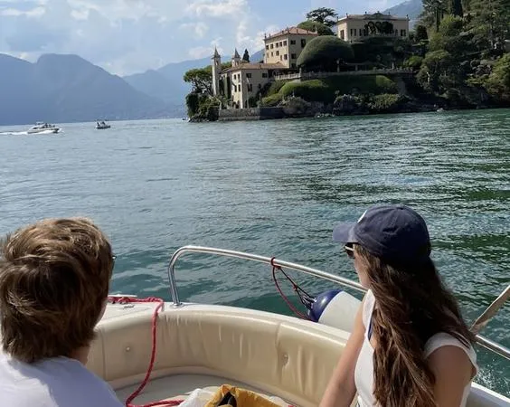 Boat tour privato al tramonto con aperitivo a Menaggio