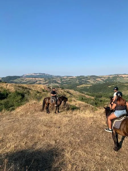 Passeggiata a cavallo e aperitivo a San Leo nell'entroterra di Rimini