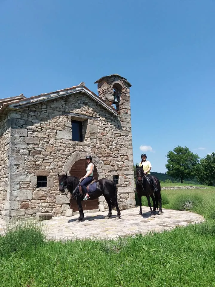 Passeggiata a cavallo e aperitivo a San Leo nell'entroterra di Rimini