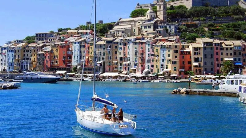 Giornata Azzurra in barca a vela alle Cinque Terre in esclusiva
