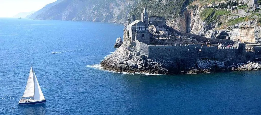 Giornata Azzurra in barca a vela alle Cinque Terre in esclusiva