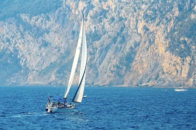 Giornata Azzurra in barca a vela alle Cinque Terre in esclusiva