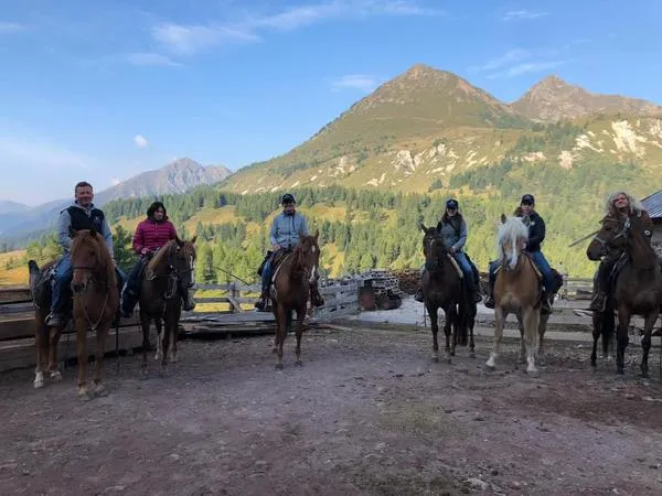 Passeggiata a cavallo sopra le Dolomiti Brenta
