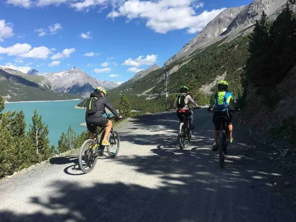 E-bike noleggio e tour ai Laghi di Cancano da Bormio