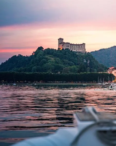 Aperitivo al tramonto in barca privata sul Lago Maggiore da Sesto Calende