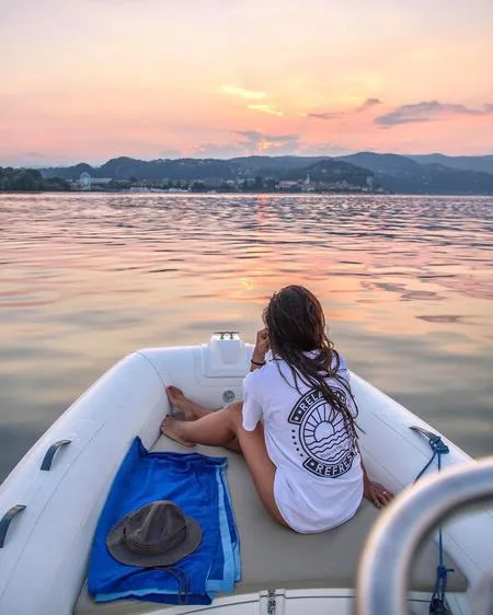 Aperitivo al tramonto in barca privata sul Lago Maggiore da Sesto Calende