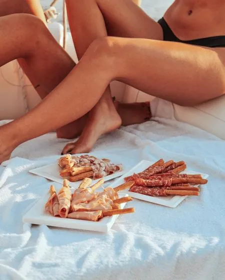 Aperitivo al tramonto in barca privata sul Lago Maggiore da Sesto Calende