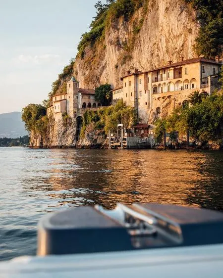 Giro in barca privata sul Lago Maggiore da Sesto Calende