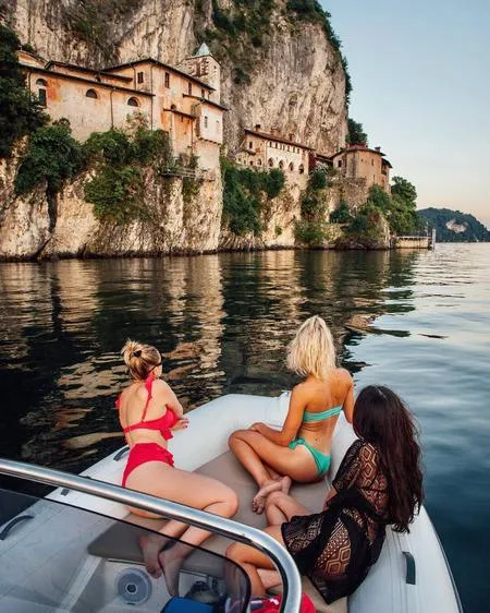 Giro in barca privata sul Lago Maggiore da Sesto Calende