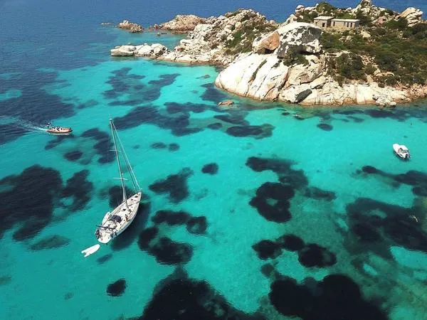Giornata in barca a vela nell'arcipelago di La Maddalena da Cannigione in esclusiva