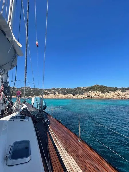 Giornata in barca a vela nell'arcipelago di La Maddalena da Cannigione in esclusiva
