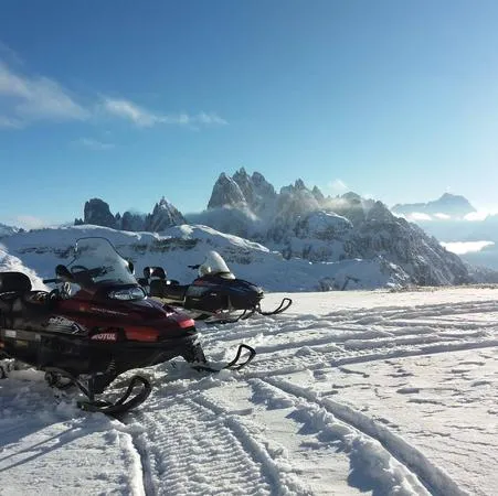 Giro in motoslitta e discesa in slittino alle Tre Cime di Lavaredo