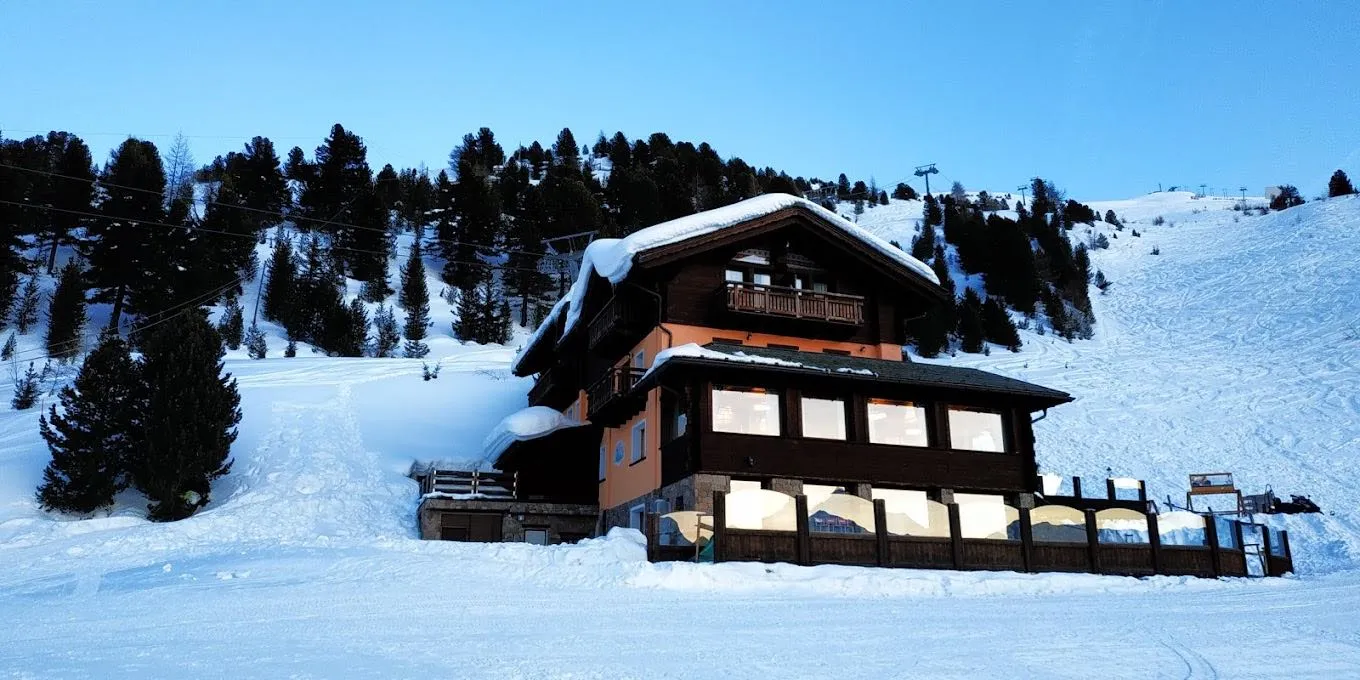Cena in rifugio con motoslitta o gatto delle nevi a Bormio