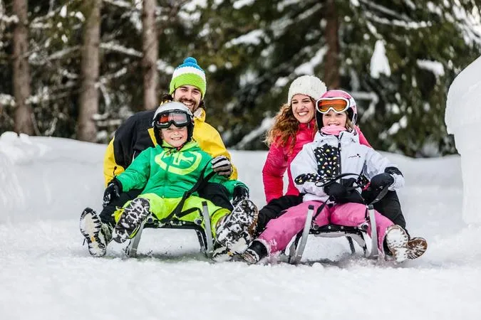 Discesa su pista da slittino a Vipiteno sul Monte Cavallo