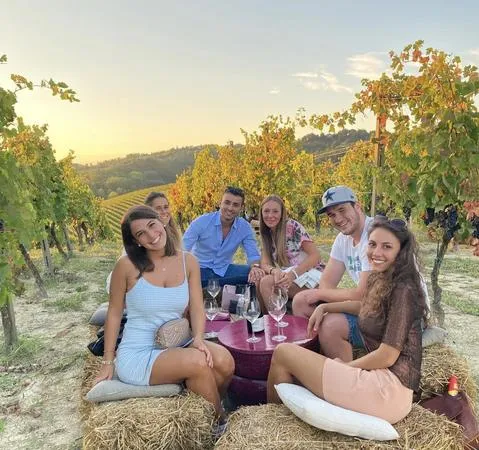 Aperitivo in vigna nel Monferrato sulle colline di Cella Monte