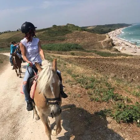 Passeggiata a cavallo in riva al mare a Punta Aderci da Vasto