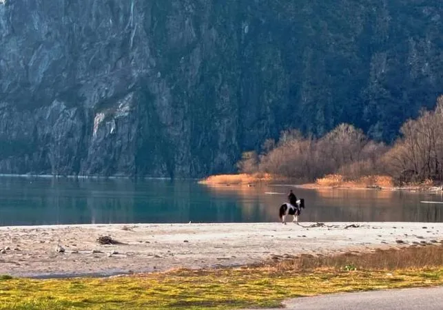 Passeggiata a cavallo in riva al Lago di Mezzola