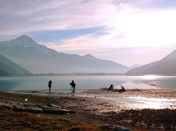 Passeggiata a cavallo in riva al Lago di Mezzola