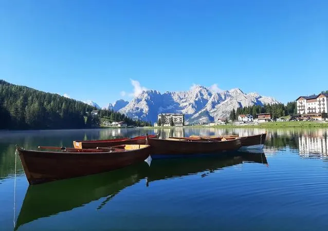 Giro in barca a remi sul Lago di Misurina
