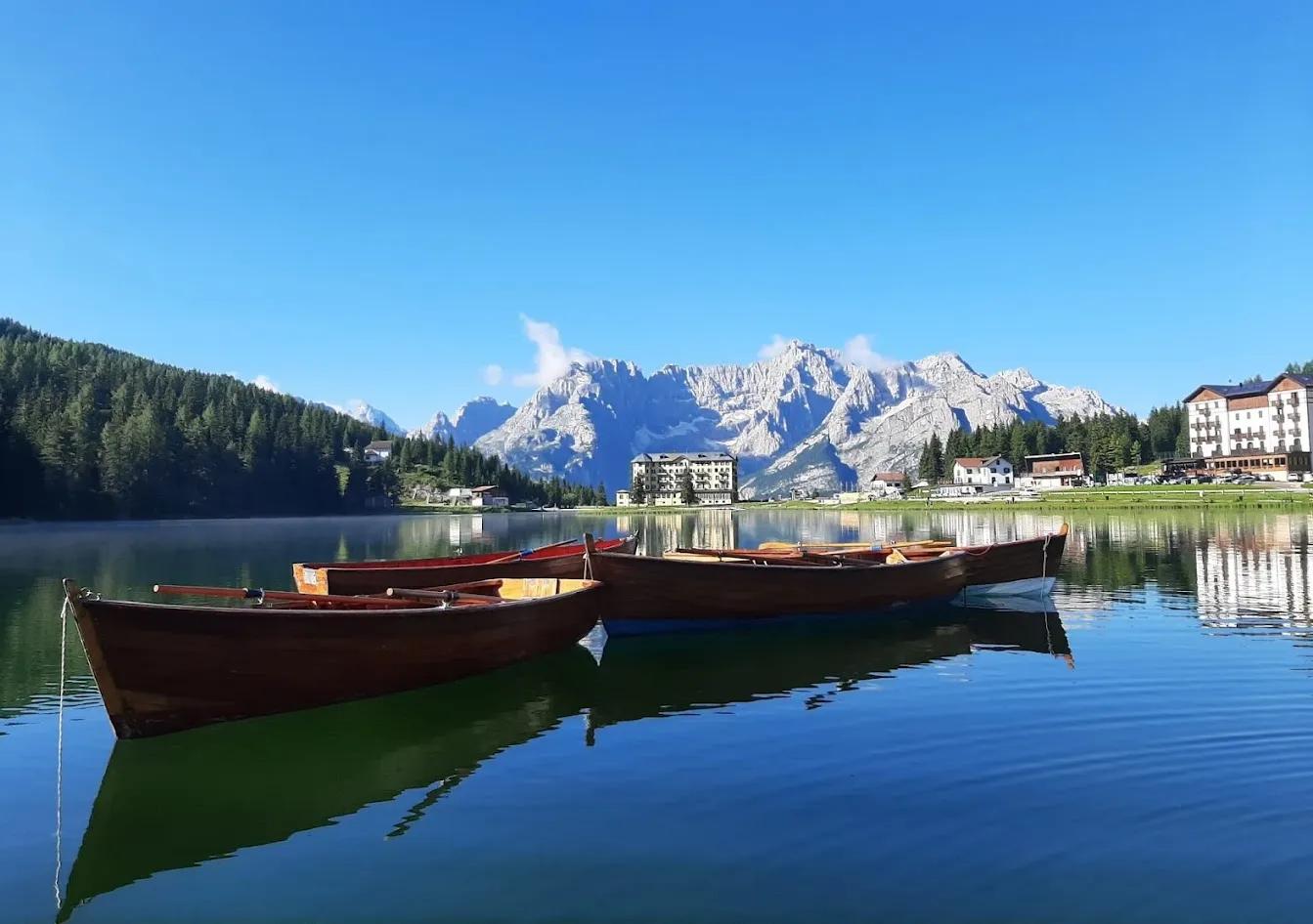 Giro in barca a remi sul Lago di Misurina