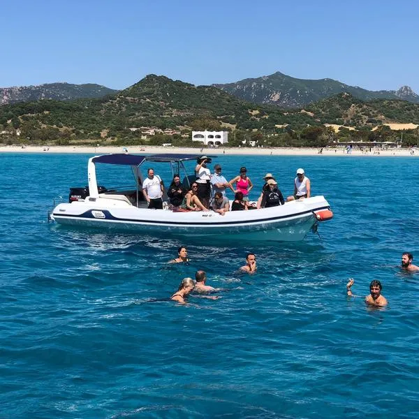 Escursione privata in gommone da Villasimius con skipper