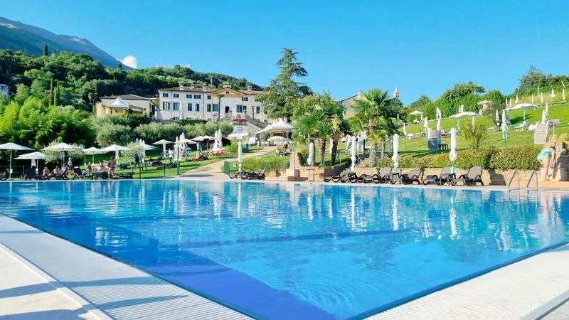 Giornata in piscina sulle colline del Lago di Garda