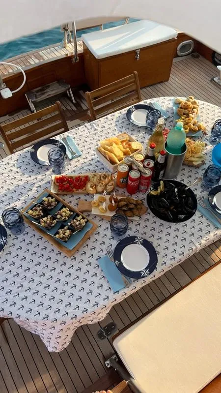 Aperitivo in barca da Golfo Aranci al tramonto