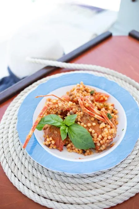 Escursione in barca a Carloforte con pranzo a bordo