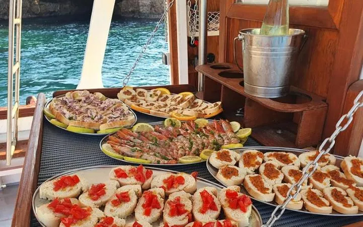 Escursione in barca a Marzamemi con pranzo tipico a bordo