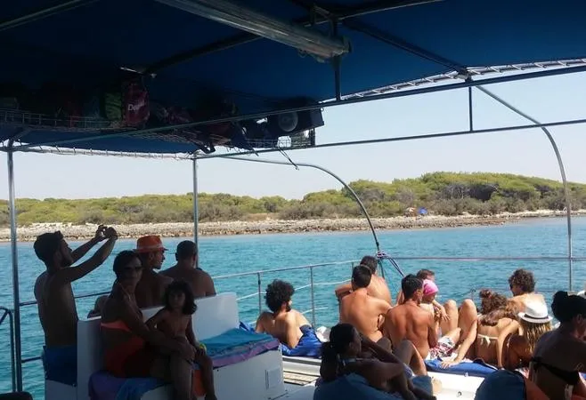 Escursione in catamarano e snorkeling a Porto Cesareo con aperitivo